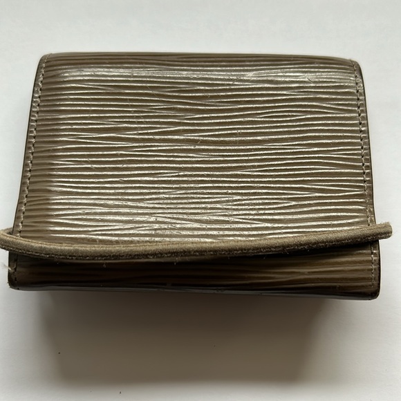Louis Vuitton Epi Wallet EUC - Picture 2 of 9